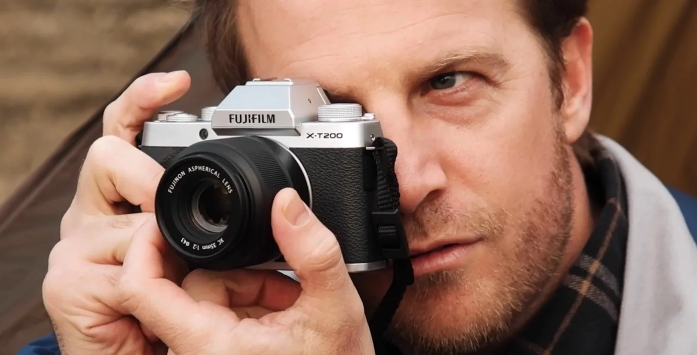 Fujifilm X-T200 có trọng lượng nhẹ hơn, giảm đi 80 gram