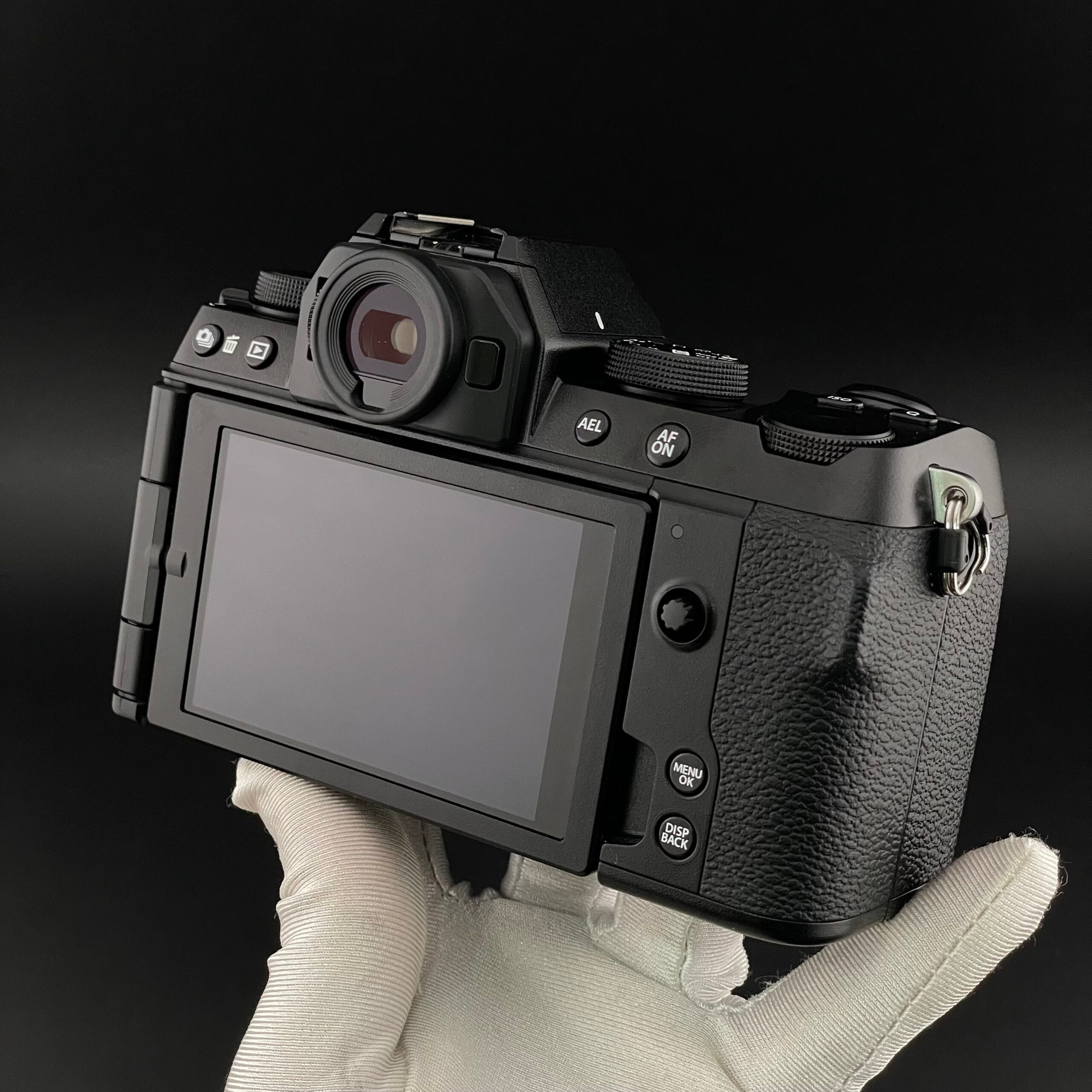 So sánh giá máy ảnh Fujifilm X-S10 cũ với thị trường hiện tại