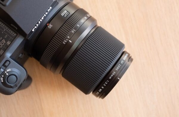 Fujifilm GF 30mm f/3.5 R WR là một ống kính prime góc rộng