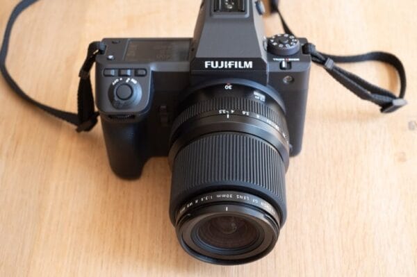 Hệ thống lấy nét tự động trên Fujifilm GF 30mm f/3.5 R WR hoạt động rất êm ái và chính xác